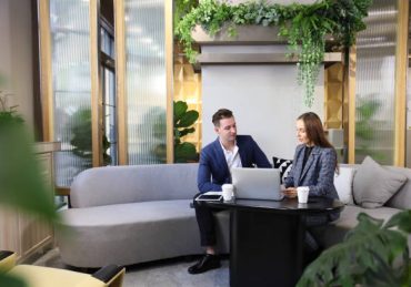 Le syndic de copropriété joue un rôle central dans la gestion d’un immeuble en copropriété. En effet, il agit comme le représentant