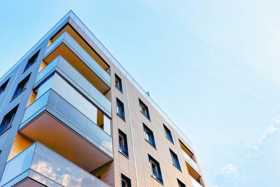 Le règlement de copropriété constitue la base juridique de tout immeuble en copropriété. En effet, il définit les règles de vie