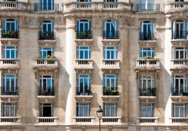 Lorsqu’on achète un terrain à bâtir, on doit respecter plusieurs obligations légales. En effet, certaines zones présentent