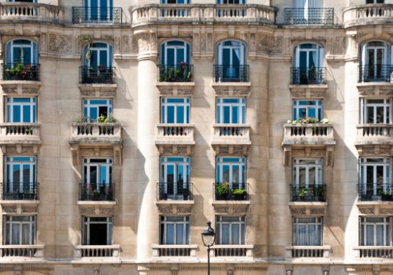 Lorsqu’on achète un terrain à bâtir, on doit respecter plusieurs obligations légales. En effet, certaines zones présentent