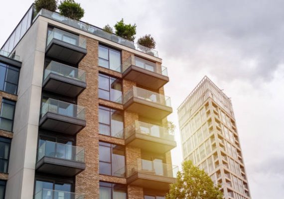 Un crédit relais est un prêt bancaire temporaire. Il aide à acheter un nouveau bien immobilier avant de vendre l’ancien.