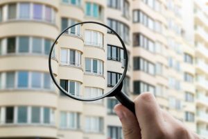 L'une des erreurs les plus fréquentes lors d’un achat immobilier est de se concentrer uniquement sur le prix d’achat du bien,