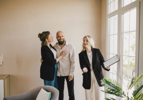 Pour réussir à négocier un achat immobilier, il est essentiel de commencer par une analyse approfondie du marché.