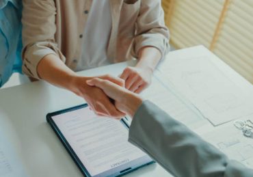 Lors d’un achat immobilier, les frais de notaire représentent généralement la première dépense à anticiper après le prix