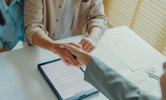 Lors d’un achat immobilier, les frais de notaire représentent généralement la première dépense à anticiper après le prix